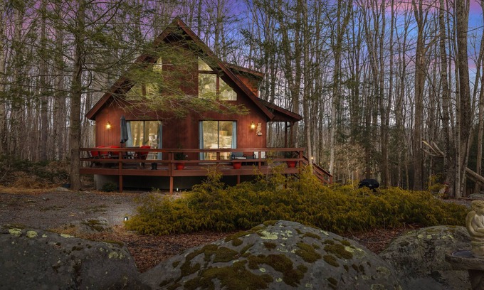 Hamlin Casa | Mountain Chalet Retreat 4 bedrooms,3 baths,hot tub, sauna, game room, firepit