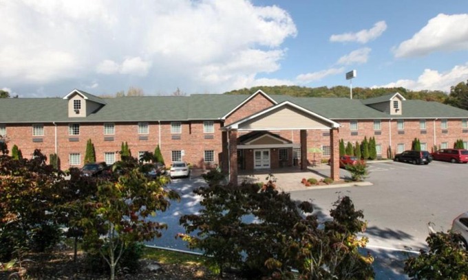 Naples Hotel | Mountain Inn & Suites Airport - Hendersonville
