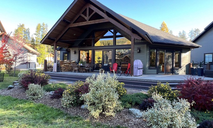 East Kootenay Casa | Mountain living at its finest in our spacious 4-bedroom home with Wheelchair Access