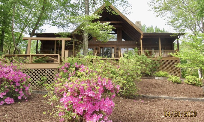 Leasburg Casa | Mountain Retreat at the Lake