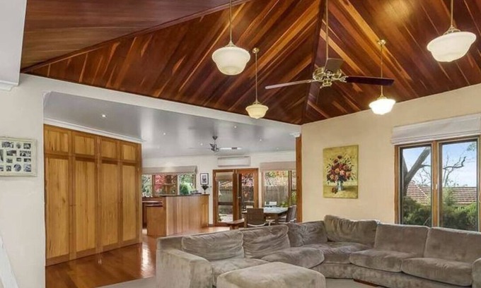 Eltham North Casa | Mountain-top Mudbrick Mansion