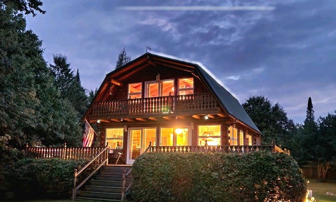 Jefferson Cabina | Mountain View Cabin with Hot Tub near Santas Village