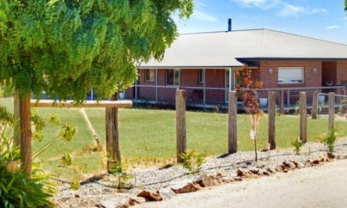 Young Otro | Mountain View Country Escape