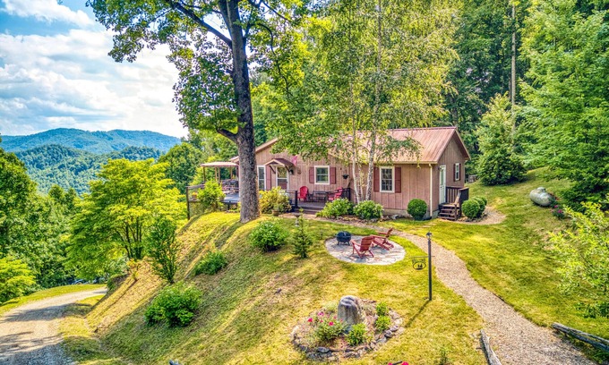 Sylva Casa | Mountain-view home with deck, grill, fireplace, & washer/dryer - dogs welcome