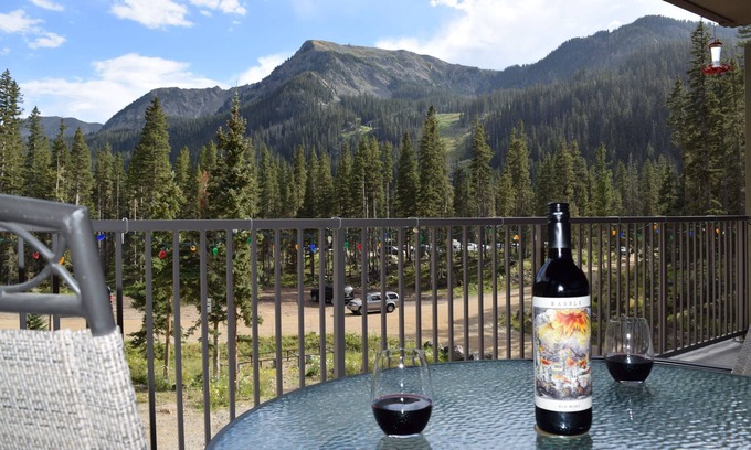 Taos Ski Valley Condominio | VISTAS a la montaña! CUBIERTA cubierta! Camina hasta el Bávaro, Rutas de senderismo, Telesilla 4