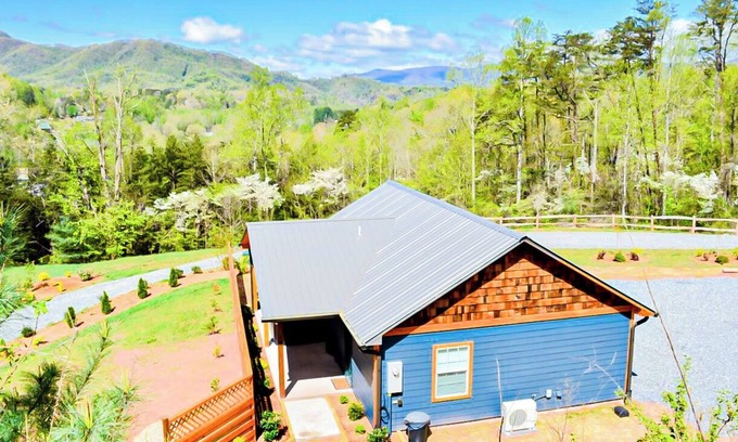 Bryson City Cabina | The Blue Moose: Cerca de la ciudad, vistas a la montaña, jacuzzi y mucho más.