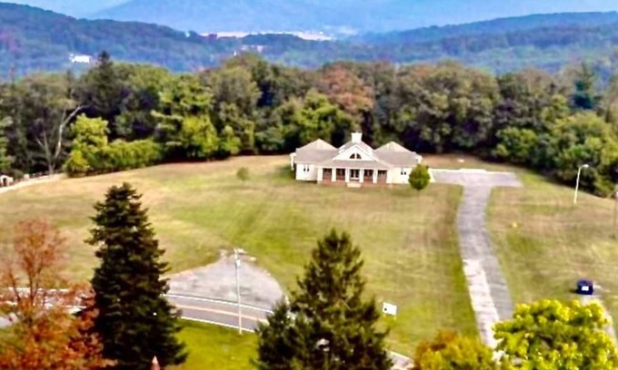 Waynesboro Villa | Mountaintop Retreat Center Villa with Wifi, Basketball Court & Beautiful Trails
