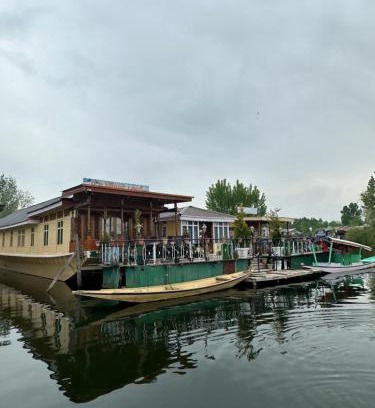 Dal Lake Hotel | Movie land group of house boats