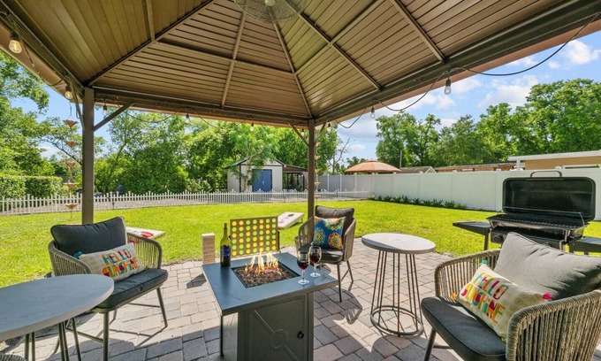 Forest City Casa | Movie Night Bar~Fire Pit~Hammocks~Games~Renovated
