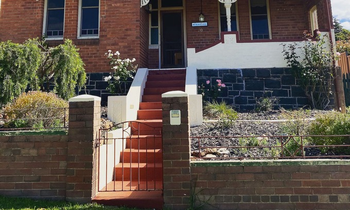 Goulburn Casa | ‘Mt Carmel’ Family Federation Home, A short stroll to town, Netflix