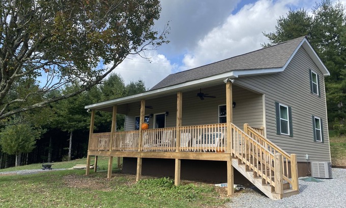 Sparta Casa | Mtn Secret Farm House, Privacy, River, Firepit, Deck, Fishing, Hiking, Outdoors.