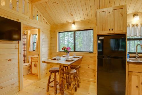 Cowanesque Casa | Mtn-View Middlebury Center Cabin Deck and Grill!