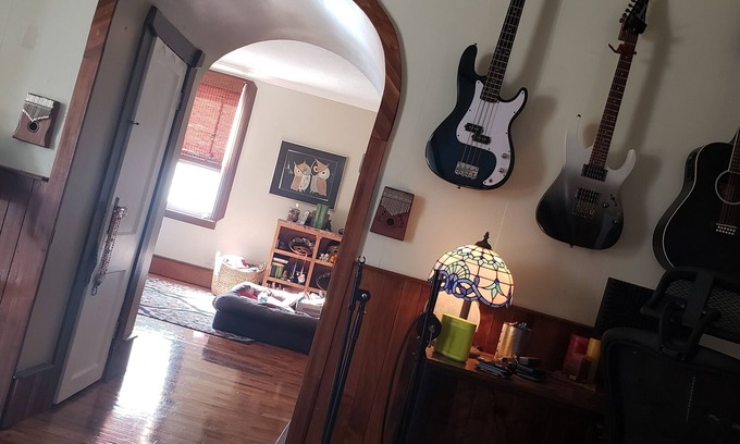 Nims Apartamento | Musical Themed Duplex with Muskegon Lake Views