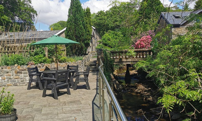 Cilybebyll Cabaña | Nant y Plas - sleeps 2 guests in 1 bedroom