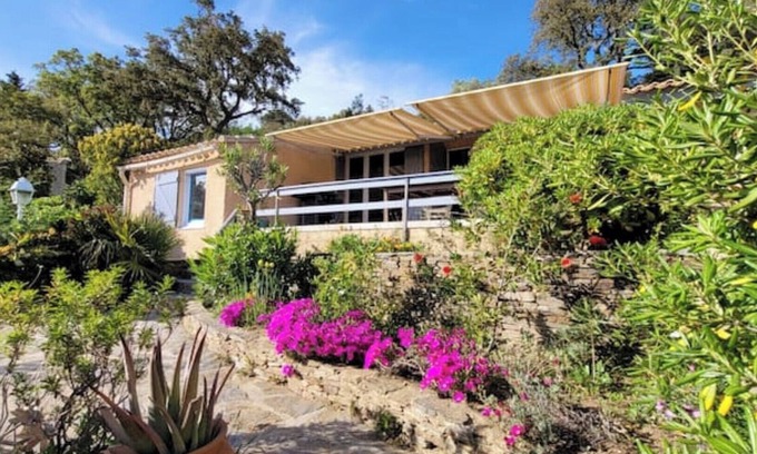 La Londe-les-Maures Casa | Natural Beauty - View of Les Maures and the Sea