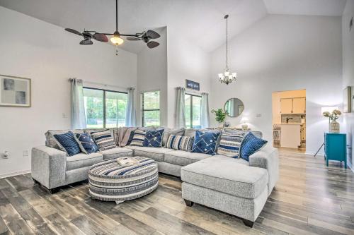 Navarre Casa | Navarre Home with Game Area and Screened-In Porch