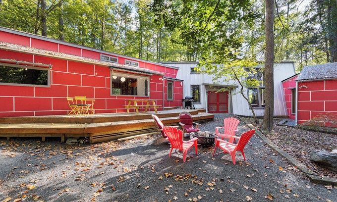 Durham Casa | Duke Forest Escape 3BR, 6 Beds, Huge Back Patio!