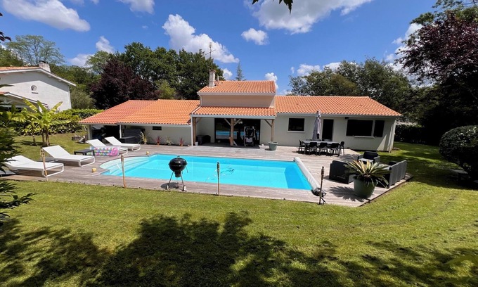 Saint-Sulpice-et-Cameyrac Casa | Near the Golf course, modern villa with swimming pool in a private residence