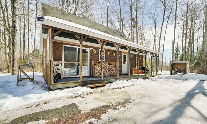 Detour Township Cabina | Near Lake Huron: Secluded Goetzville Cabin w/ Deck