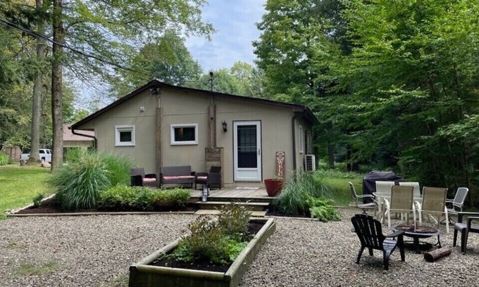 Findley Lake Cabaña | Near Peak N' Peak Findley Lake Cozy Cottage