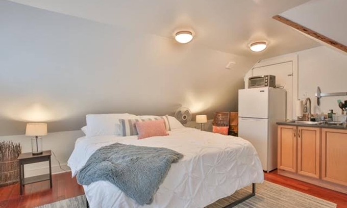 Leesburg Apartamento | Nest on 9 - King Bed