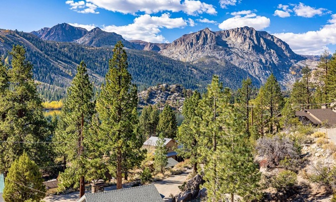 June Lake Cabina | Nestled above the village of June Lake, spacious home with amazing views and