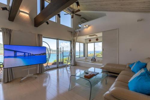 Motobu Villa | NEW!パノラマオーシャンビューのテラスジャグジーは圧巻。新築2階建て吹抜け天井リビングは開放感抜群