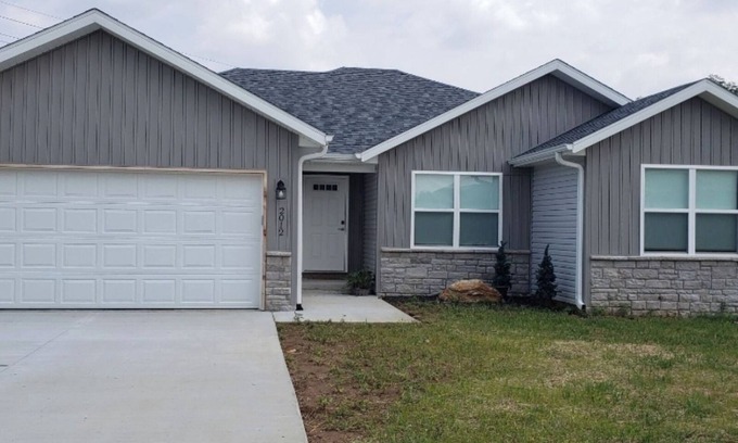 Ozark Casa | New 2021 home 3 BR, PEACEFUL GETAWAY Ozark