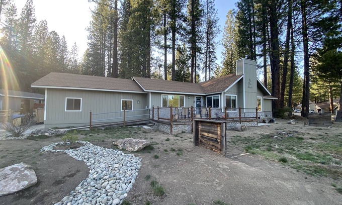 Plumas Eureka Estates Casa | New AC Installed: 3 bedroom home with golf course view , Dogs OK