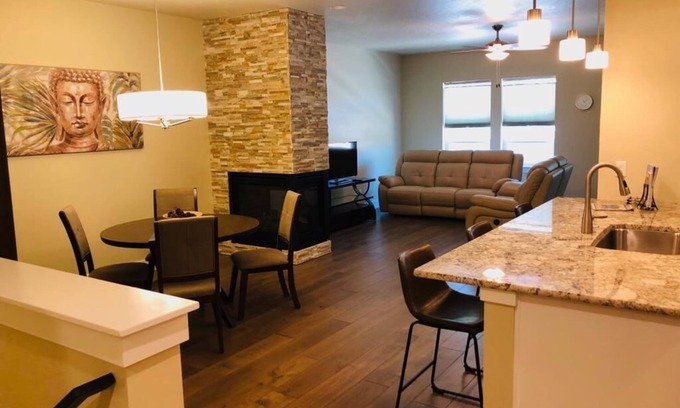 North End Casa | Nuevo y moderno Northend Townhome