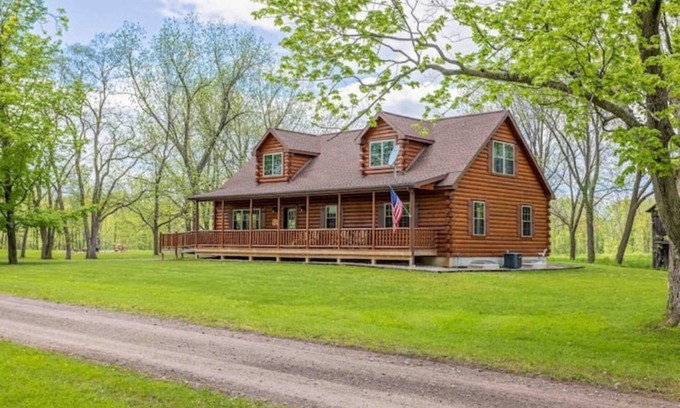 Oaks Corners Cabina | NEW! BC Retreat with Fireplace,Game Room,Hot Tub!