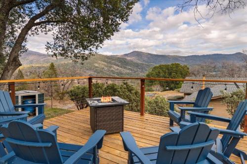 Oakhurst Casa | New! Big Sky Cabin at Yosemite w/VIEWS, hot tub, firepit, and more!