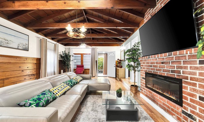 Madrona Casa | NEW-by the Beach, KingBed, 11miles to LAX, 5b in Torrance fast WiFi & AC