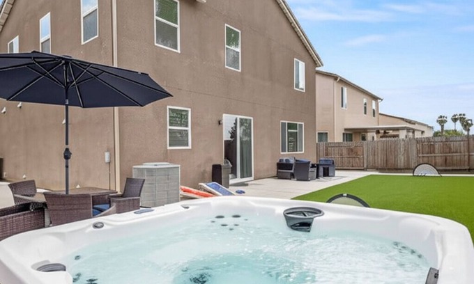 Clovis Casa | NEW Clovis House - 4 Bed: 3 Bath - Hot Tub - Garage