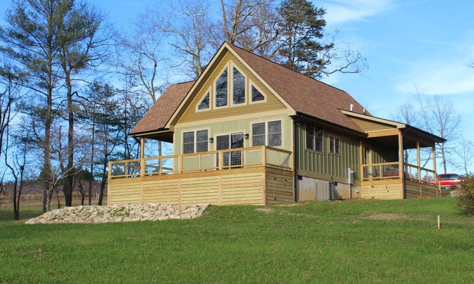 Hendersonville Cabina | New Construction farmhouse w/ Jacuzzi, loft and old rustic appeal