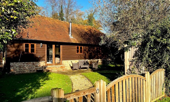 Ewhurst Green Cabaña | NEW Cosy Cottage. Pets welcomed. Country walks & Lake views. Nov offers.