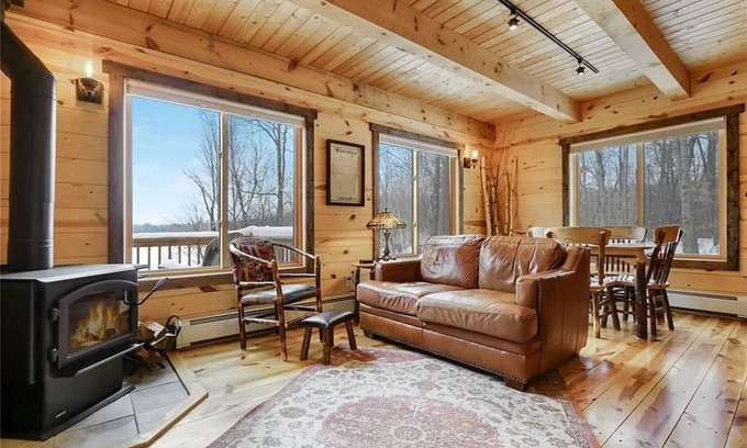 Springbrook Casa | New Cozy Cabin on a Lake for the Perfect Getaway!