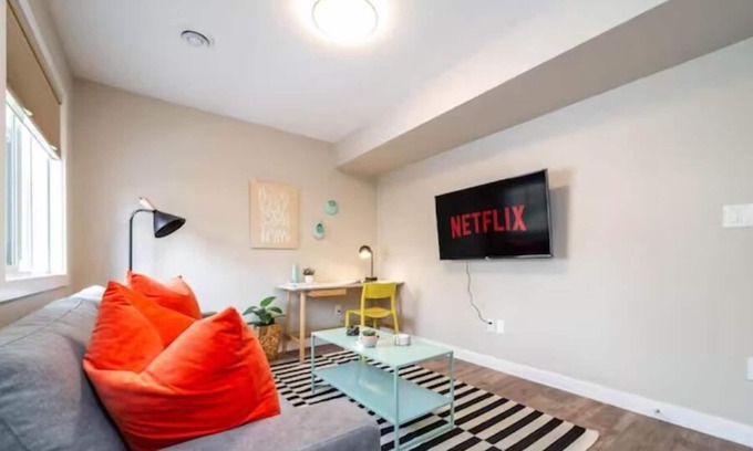 Southeast Edmonton Casa | NEW - Euro-Style Suite - Whyte Ave/Clean/A/C/NFLX/Sleeps6