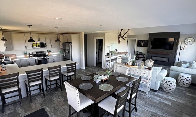 Diamond Ridge Casa | Casa completamente nueva con vistas de Cook Inlet y volcanes glaciares imponentes