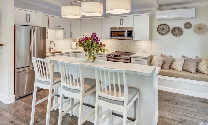 Mill Valley Cabaña | New in 2023 - Luxury Cottage Near Downtown Mill Valley with Private Courtyard