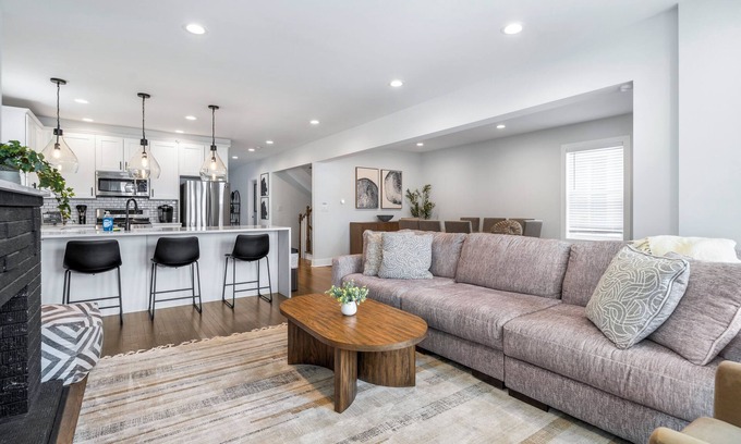 Belmont Cragin Casa | NEW! Large/Beautiful Home with 6BDS/4BTHS + Garage!