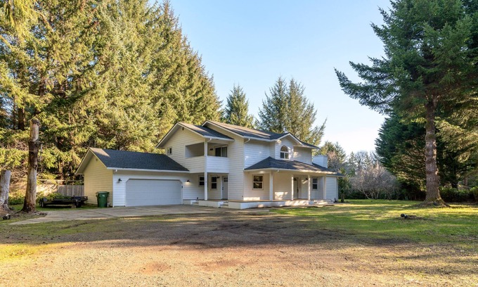 Dunes City Casa | New listing! Beautiful 3 bedroom 3 bath, near lakes, ocean, and dunes, pet friendly, large lot, bbq