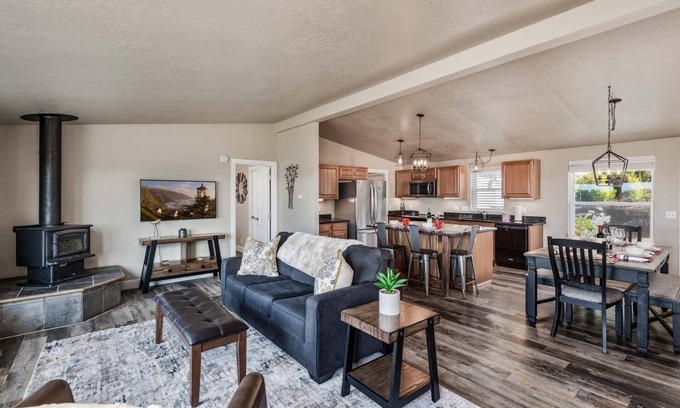 Florence Casa | *New Listing* Beautiful lake view home with shared lake access, gas grill and amazing views