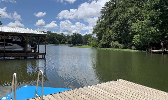 Northport Casa | New listing! Bright and airy waterfront home on Lake Tuscaloosa