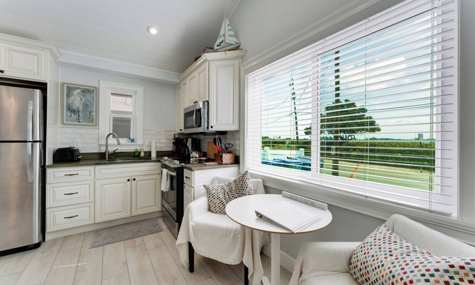 Bradenton Beach Cabaña | Bellamente remodelado a nivel del suelo Bayfront Bridge Street propiedad con muelle