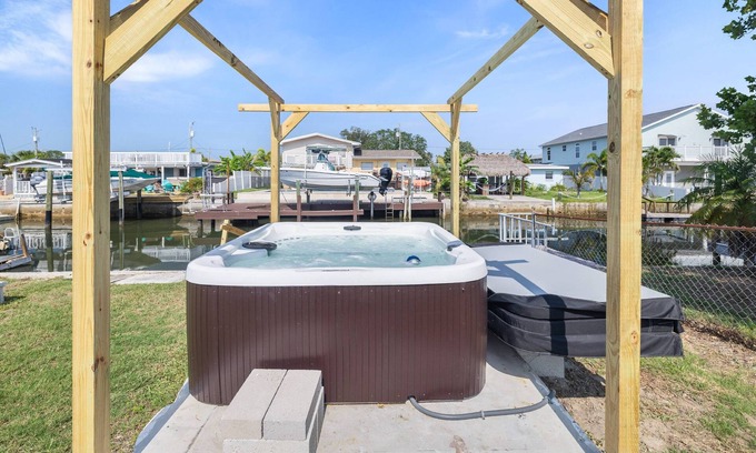 Hudson Beach Estates Casa | New Listing Promo Waterfront 2BR Jacuzzi, Private Dock, Gulf Access, Dogs OK, Open for Scalloping!