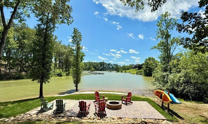 Baneberry Cabaña | New listing! TN Lake Cottage, Douglas Lake, Lakefront, Firepit, Hot tub, Kayaks