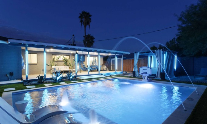 Village Grove Casa | NEW! Luxe Retreat Heated Pool Spa Fire Pit Mins to Old Town