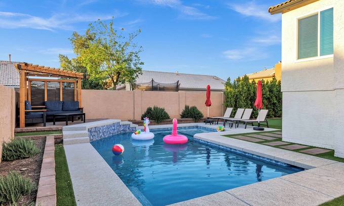 Peoria Casa | NEW! Luxe Vacation Getaway - heated pool and putting green