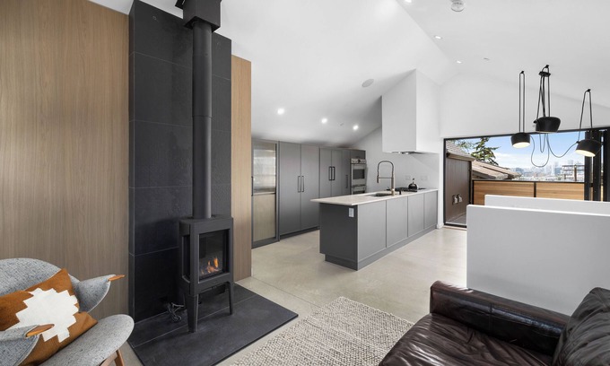 Grandview-Woodland Casa | New Luxury Duplex - Live like a local in the lively Commercial Dr neighbourhood!